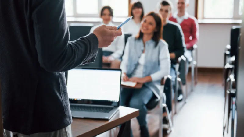 Why Real Advice Beats AI The Case for Human Coaching in 2025